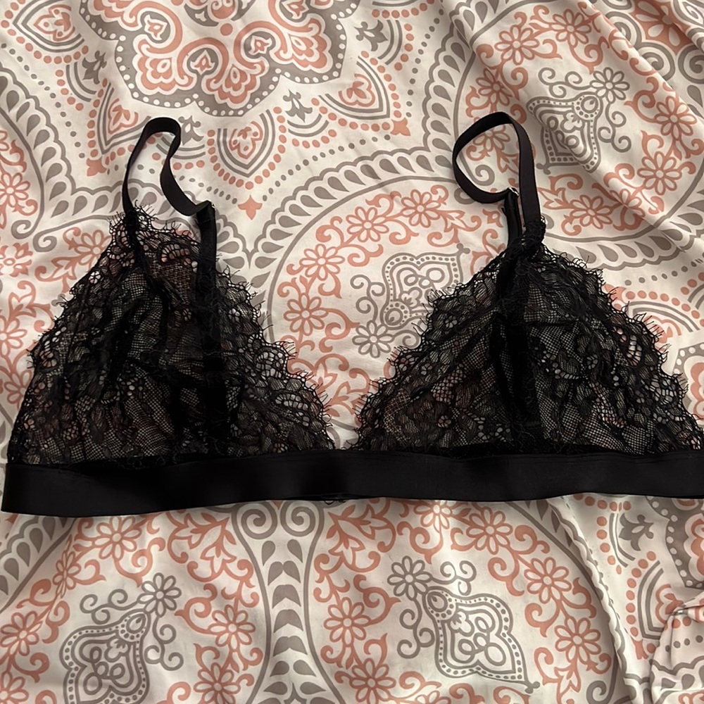 LACE TRIANGLE BRALETTE